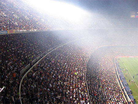 Camp nou dans le brouillard