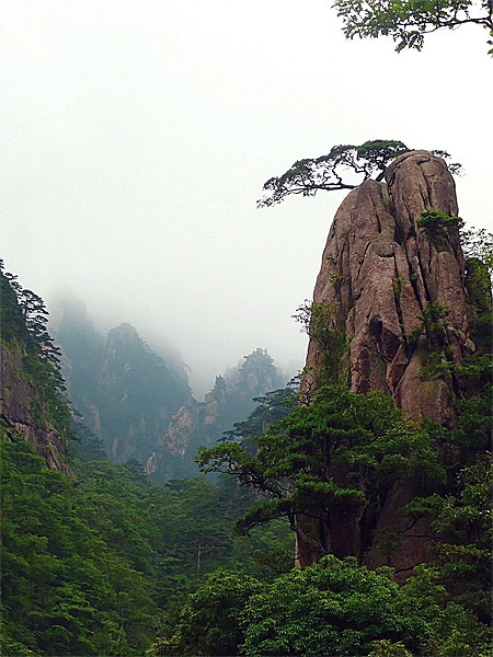 Montagnes HuangShan dans le brouillard