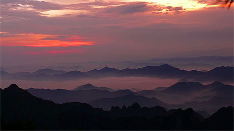 Lever du soleil dans les montagnes HuangShan