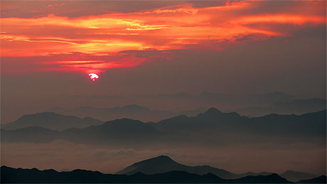 Lever du soleil dans les montagnes HuangShan