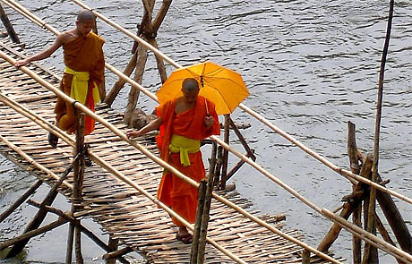 Bonzes sur pont en bambous