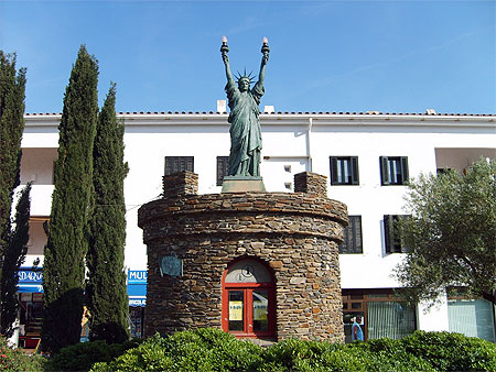 Kiosque et statue
