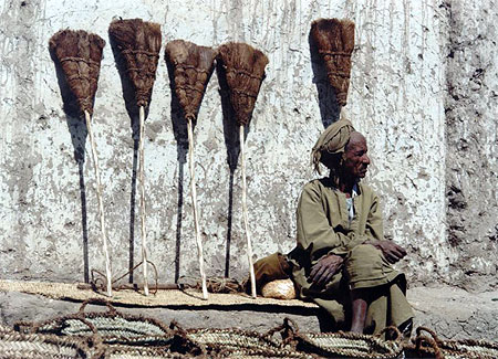 Un homme et des balais