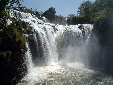 Cascade sur la rivi�re F�tor�