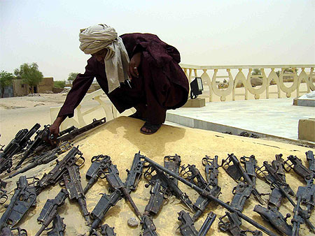 Les armes de la r�bellion Touareg dans le b�ton � Tombouctou
