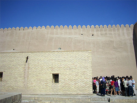 Enfants visitant khiva