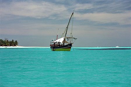 Boutre au mouillage � nosy-iranja
