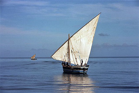 Boutre et pirogue