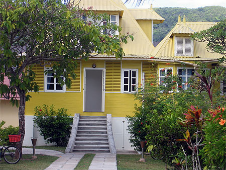 La maison jaune de la Digue Lodge est class�e monument historique