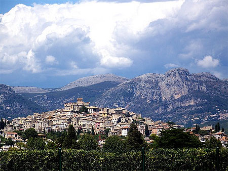 Village des Hauts de Cagnes et le Baou au dernier plan - la colline.