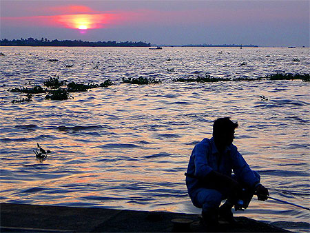 P�cheur sur fond de coucher de soleil