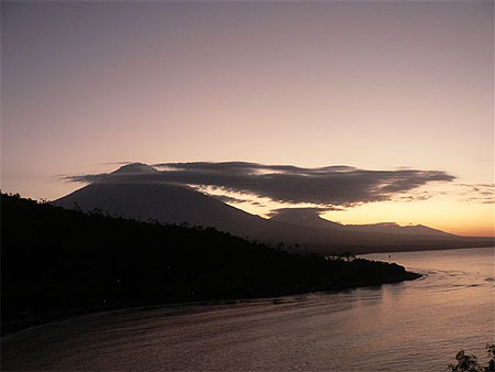 Agung tombant dans l'oc�an � Amed