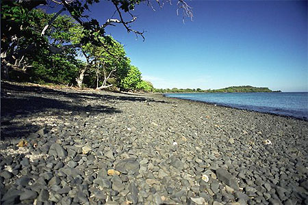 Plage de galets noirs � Nosy-Valiha