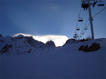 Nuage accroch� � la montagne