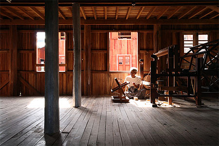Dans un atelier de tissage