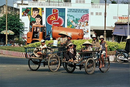 Sc�ne de rue � Saigon... le pass� et le futur !