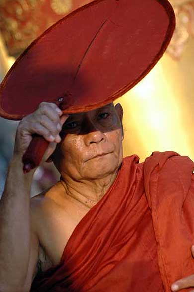 Moine � la paya Shwedagon 