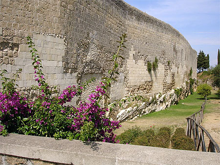 Les remparts bien conserv�s du village de Tarquinia