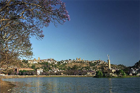 Le lac Anosy et ses jacarandas