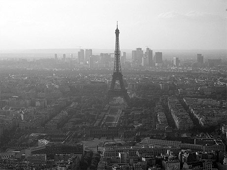 Tour Eiffel et au loin grattes-ciels de la D�fence