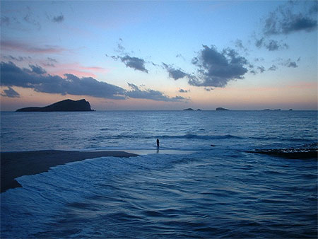 Carolina en attendant la nuit sur la plage 