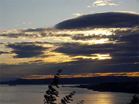 Le Soleil se l�ve � Quebec, apr�s une nuit bien agit�e...