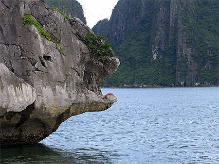 Rocher formant une t�te de serpent se trouve dans la baie d'Along