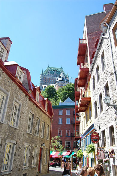Une rue, le Ch�teau n'est pas loin