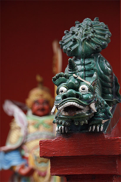 Dragon � l'entr�e d'un temple chinois