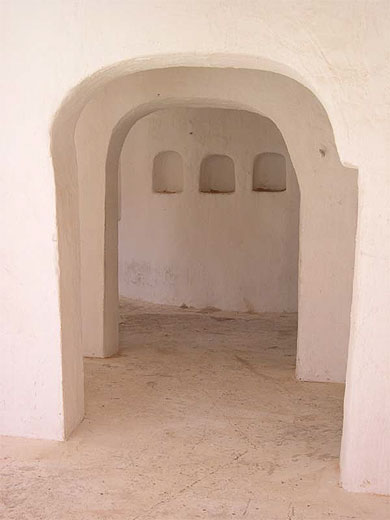 El Atteuf - Arcades blanches dans la mosqu�e Sidi Brahim