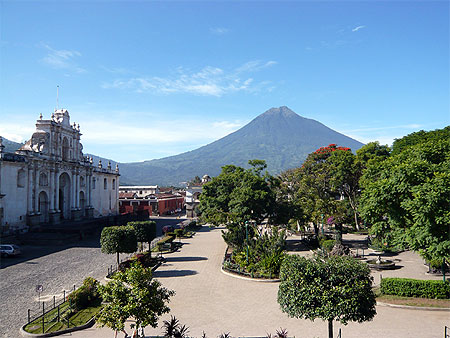 El Parque Central, la Cath�drale et le volcan Agua