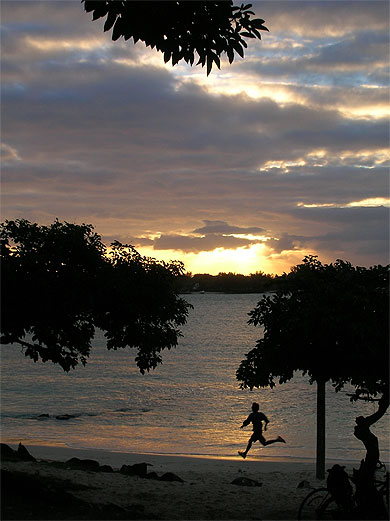 Jogger sur la plage de la cuvette