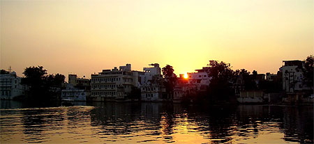 Le lac pichola au coucher du soleil