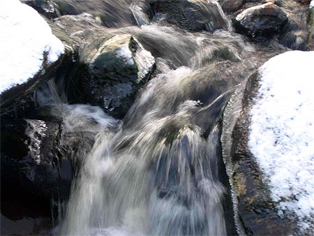 Torrent sous la neige