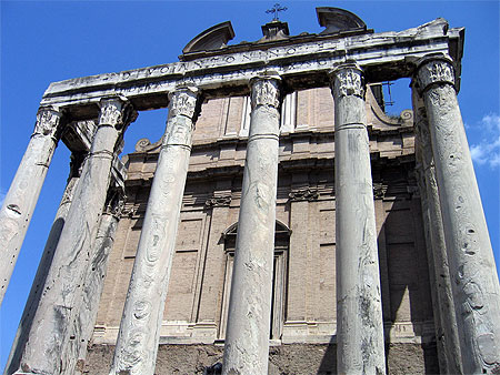 Le temple d'Antonin et Faustine