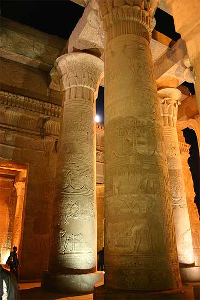 Temple de Kom Ombo by night 