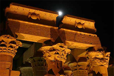 Temple de Kom Ombo by night 
