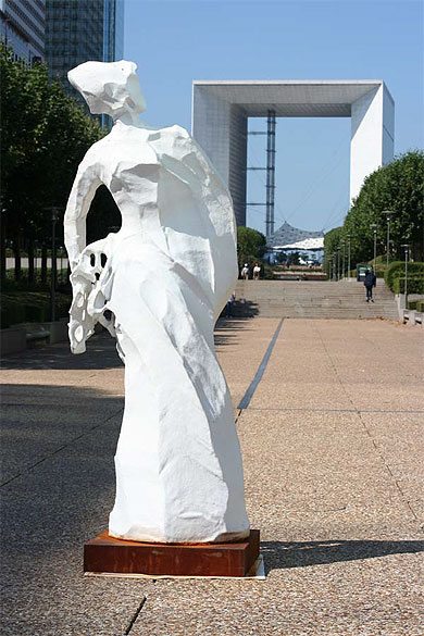 Dame d'un autre temps fl�nant � la D�fense