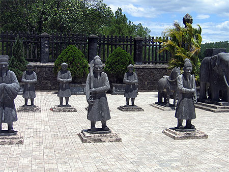 La cour d'honneur du tombeau de Kh�i Dinh aux alentours de Hu�
