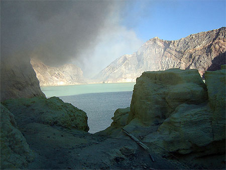 Lac d'acide au fond du crat�re