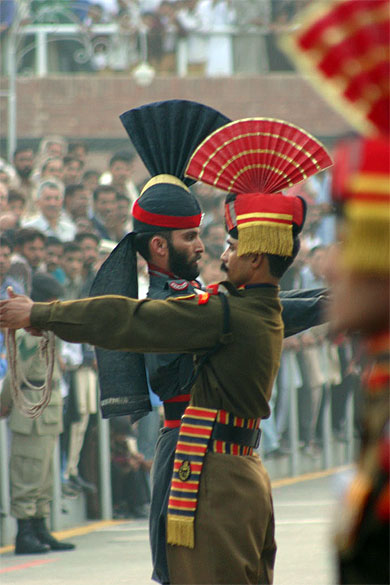 C�r�monie de lever des drapeaux � la fronti�re indo-pakistanaise 