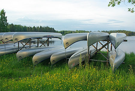 Cano�s au bord du lac