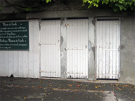 "Dis, tu me tiens la porte ?"