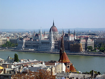 Budapest (depuis Buda, alentours du ch�teau, vue sur Pest )