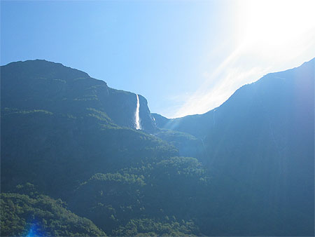 Chute d'eau (au nord de Bergen)