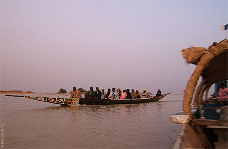 Pinasse sur le fleuve Niger, � la hauteur de Gao