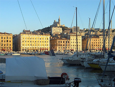 Notre Dame de la Garde et le Vieux port au cr�puscule