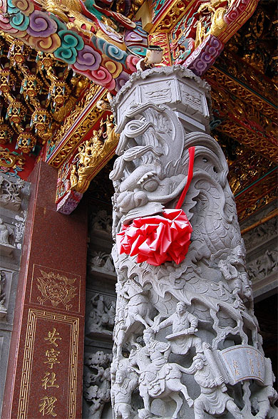 Colonne de temple en pierre sculpt�e