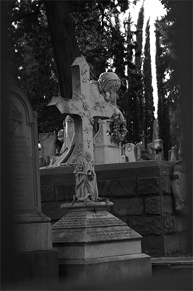 Tombes et statue 