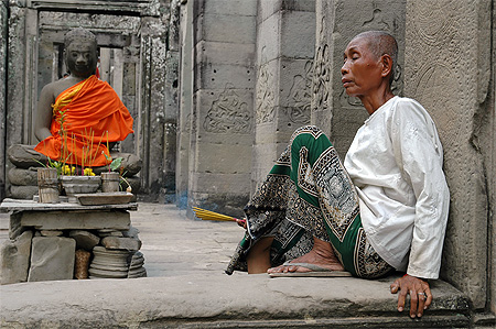 Angkor statues